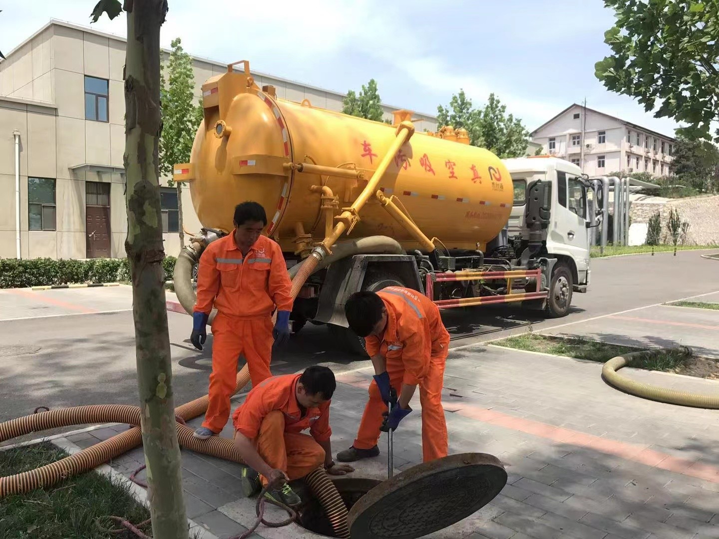 元门乡管道疏通车停在窨井附近