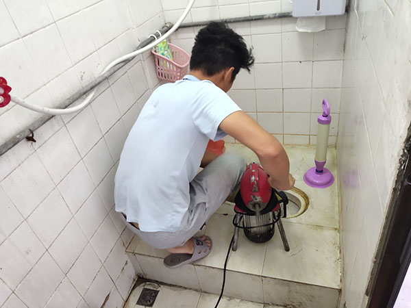 元门乡管道堵塞冒臭气 专业师傅现场解决问题