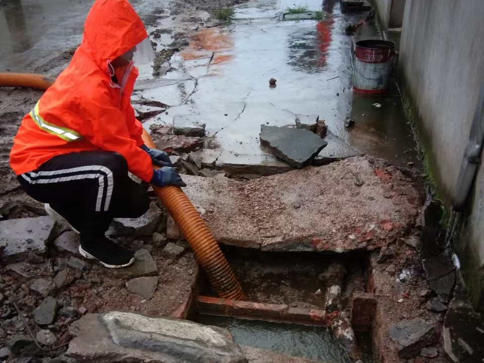 元门乡专业清理污水池 炜誉市政以规范流程守护城市 “肠道”